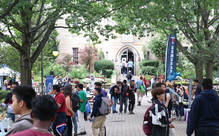 mage depicts students on Elmsley place attending clubs fair at Orientation week