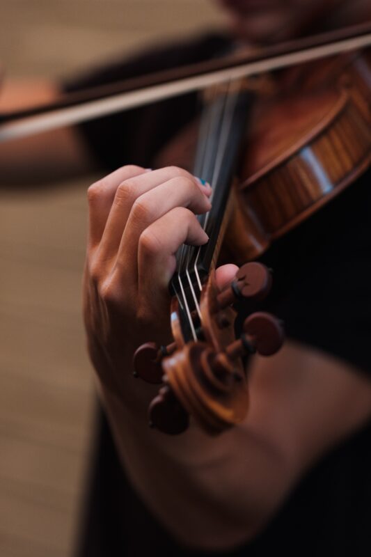 Close up image of a violinist