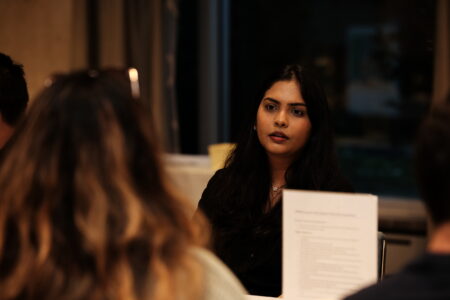 Students meet with alumni mentors at speed mentoring event.